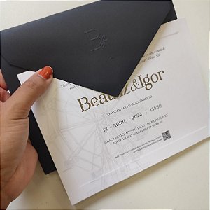 Convite Casamento + metalizado + borda relevo e iniciais em Relevo Seco + lacre de cera para o fechamento