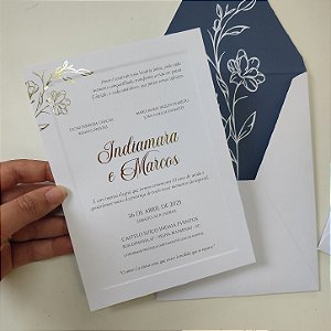 Convite Casamento Branco Vertical Forrado Azul Escuro Borda relevo Metalizado Dourado