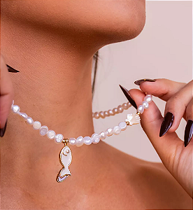 Choker Pérola de Água Doce com Peixe Resinado e Conchas Madrepérola