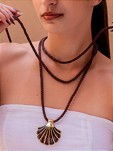 Colar Longo Fio Marroquino Marrom com Concha Maxi