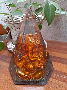 Capela Orgonite Pirâmide Ganesha Dourado da Prosperidade com pirita, olho de tigre e cornalina