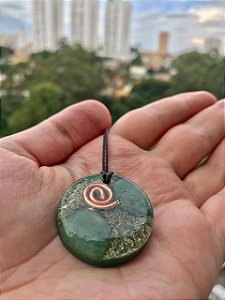 Orgonite pingente 3 cm com fundo verde e quartzo verde de cura