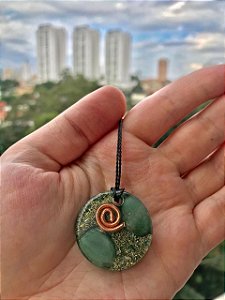 Orgonite pingente 3 cm com fundo verde e quartzo verde de cura
