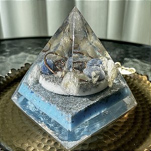 Pirâmide Orgonite da paz e alegria  -  Indicado para lugares e pessoas agitadas, ansiedade, leveza e falta de foco