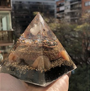 Pirâmide Orgonite para Ascensão Profissional  9x10cm - Indicado para ambiente de trabalho, comércio e/ou pessoas que desejam crescer profissionalmente - Com olho de tigre, cornalina e pirita