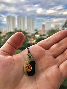 Pingente mini gota 3x1,5 cm - com turmalina negra - para afastar energias negativas e pessoas tóxicas