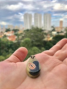 Pingente mini gota 3x1,5 cm - com turmalina negra - para afastar energias negativas e pessoas tóxicas