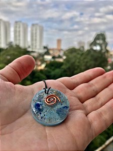 Orgonite pingente com quartzo azul - reduz ansiedade, traz foco e leveza