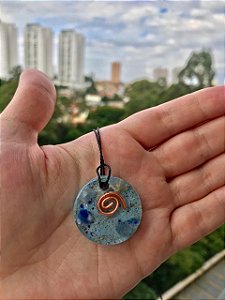 Orgonite pingente com quartzo azul - reduz ansiedade, traz foco e leveza