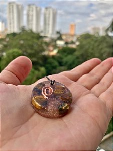 Orgonite pingente 3 cm com olho de tigre e fundo bronze amuleto protetor, ajuda no foco e alcançar objetivos