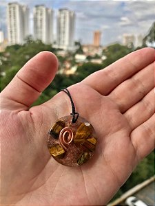 Orgonite pingente 3 cm com olho de tigre e fundo bronze amuleto protetor, ajuda no foco e alcançar objetivos