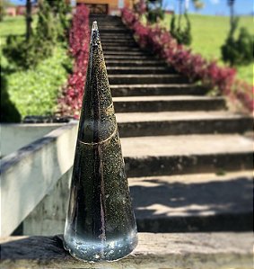 Cone orgonite de pó de turmalina negra - indicado para limpeza de lugares carregados, afasta obsessores, quebra de magia e proteção eletromagnética de ambientes.