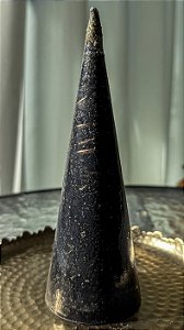 Cone orgonite de pó de turmalina negra - indicado para limpeza de lugares carregados, afasta obsessores, quebra de magia e proteção eletromagnética de ambientes.
