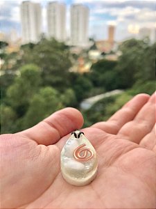 Pingente mini gota 3x1,5cm - com howlita branca – Harmonizador , proporciona centramento pessoal