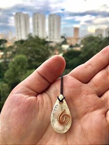Pingente mini gota 3x1,5cm - com howlita branca – Harmonizador , proporciona centramento pessoal