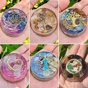 Kit 6 Orgonites Redondo Mini - Flor de Lótus, Chave, Arvore da Vida, Coração, Iemanjá e São Jorge