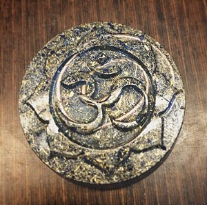 Orgonite pessoal OM com cristal de quartzo