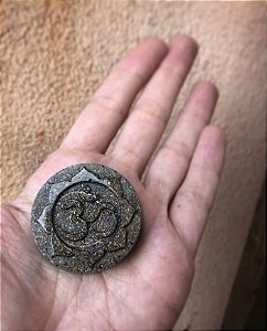 Orgonite pessoal OM com cristal de quartzo