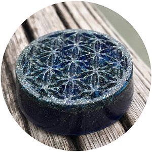 Orgonite pessoal Flor da Vida com cristal de quartzo