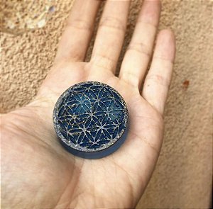 Orgonite pessoal Flor da Vida com cristal de quartzo