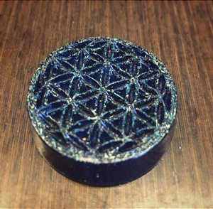 Orgonite pessoal Flor da Vida com cristal de quartzo