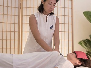 Voucher Massagem Relaxante 60’, Reflexologia 30’ e Almofada para Descanso dos Olhos