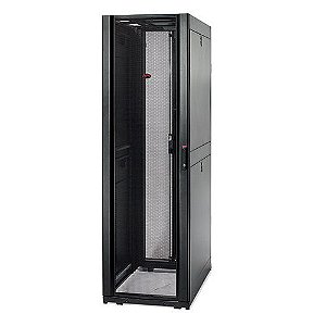 RACK APC AR3100 42U NETSHELTER SX , Dimensões : 600 mm de largura x 1070 mm de profundidade, com painéis laterais, preto