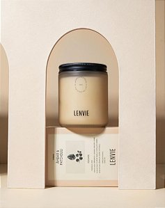 Vela perfumada ambar e patchouli.