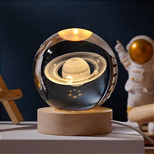 Luminária Saturno 3D Planetária em Esfera de Cristal com Base de Madeira Universo Abajur LED USB
