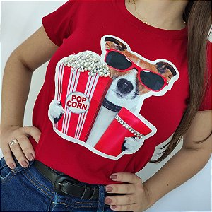 Camiseta Feminina T-Shirt Luxo Vermelha com Acessórios Estampa Cachorrinho Cinema