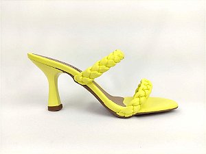Sandália Tamanco Amarela com Tiras Trançadas Tressê Salto Taça Baixo 5 cm
