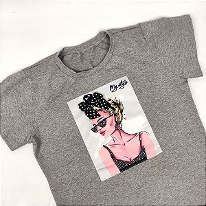 Camiseta Feminina T-Shirt Luxo Preta com Acessórios Estampa Mlher com Laço