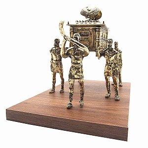 Arca da Aliança com Levitas em Metal – Miniatura Decorativa Bíblica