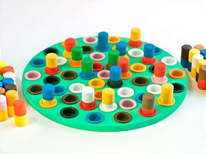 Jogo de encaixe, feito de Papelão 💟👇✓ Dica de atividade para favorecer o  raciocínio, concentração e associação das cores, com objetivo de  identificar as, By Brinquedos e brincadeiras legais