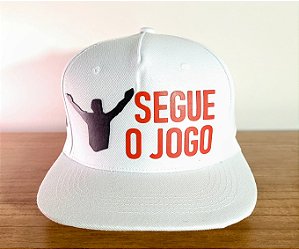 Boné Aba Reta Segue o Jogo em relevo