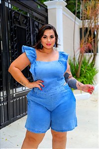 Macaquinho jeans plus size