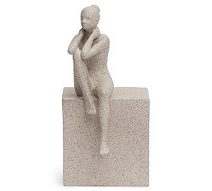 Escultura Mulher Sentada Mão no Pescoço