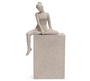 Escultura Mulher Sentada Mão no Pé