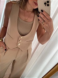 Colete Giovanna areia com 3 botões