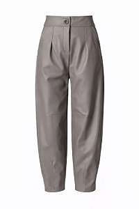 Calça Barrel Bella em couro sintético com pences cinza