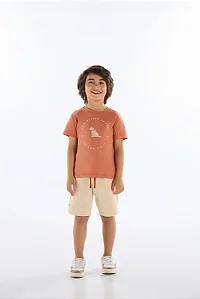 Conjunto Infantil Masculino com Camiseta Marrom e Bermuda Bege Quimby