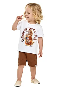Conjunto Infantil Masculino com Camiseta Branca Estampada com Leão e Bermuda em Moletinho Marrom Elian