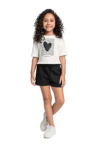 Conjunto Infantil Feminino com Cropped Preta e Branca Estampa Coração com Short Saia Preto Bee Loop