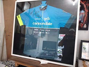 QUADRO PORTA CAMISA 80 X 80CM