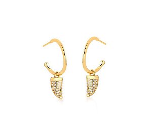 MEIA ARGOLA COM PINGENTE DENTE DE SABRE CRAVEJADO BANHADO A OURO