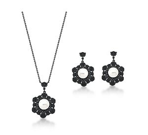 CONJUNTO PÊNDULO FLOR COM ZIRCÔNIAS E PÉROLA BANHADO A RÓDIO NEGRO