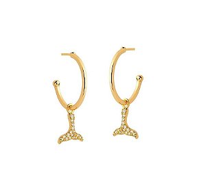 MEIA ARGOLA  COM PINGENTE DE CAUDA CRAVEJADA BANHADA A OURO