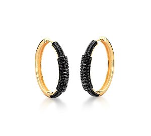 ARGOLA GRANDE COM CRAVAÇÃO FRONTAL NEGRA BANHADA A OURO