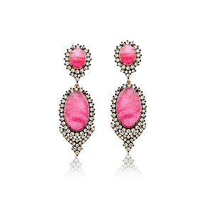 BRINCO PÊNDULO COM CABOCHÃO ROSA E CRAVAÇÃO LATERAL BANHADO A OURO ROSÊ