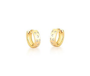 ARGOLA  COM PONTOS DE ZIRCÔNIAS CRISTAIS BANHADA A OURO